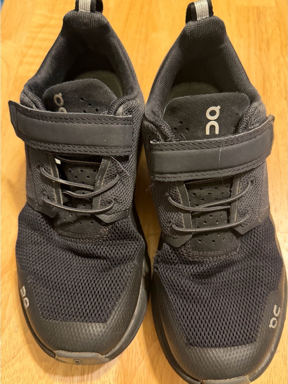 On Clouds Cloud Play Youth 2 pre-owned Black
